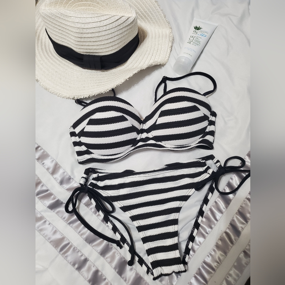 B&W Bikini 👙